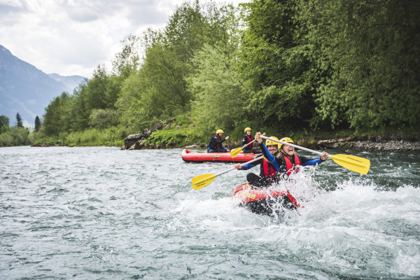 Spritzige Stromschnelle beim Rafting mit MAP-Erlebnis