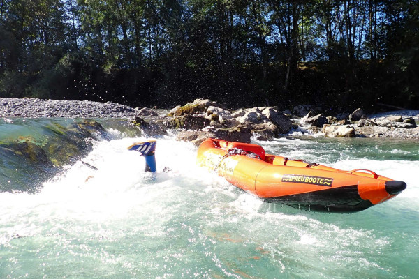 Abflug an einer Stromschnelle beim Kajak Rafting mit MAP-Erlebnis