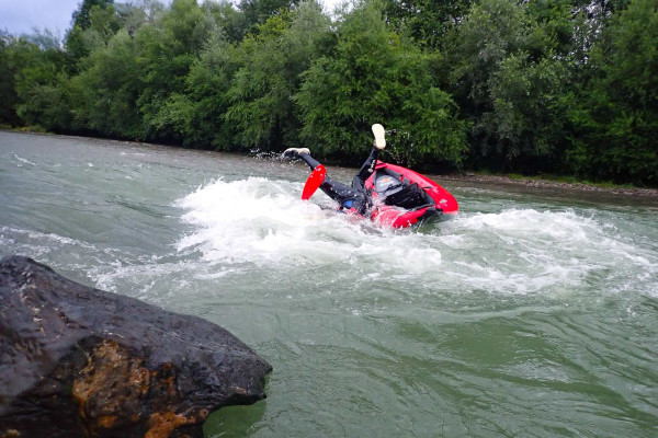 Abflug an einer Stromschnelle beim Kajak Rafting mit MAP-Erlebnis