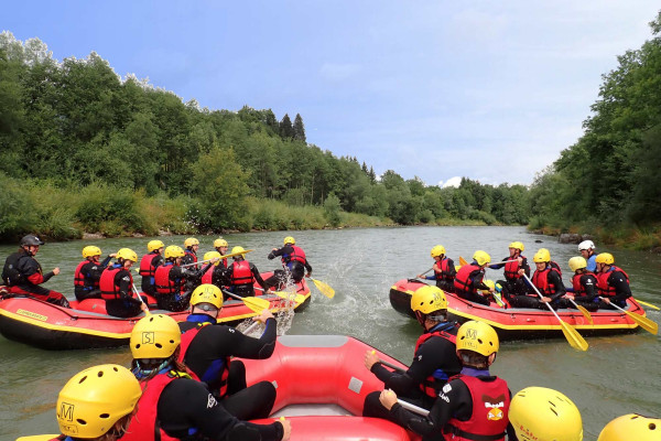 Toller Spaß für die ganze Gruppe beim Familien Rafting mit MAP-Erlebnis