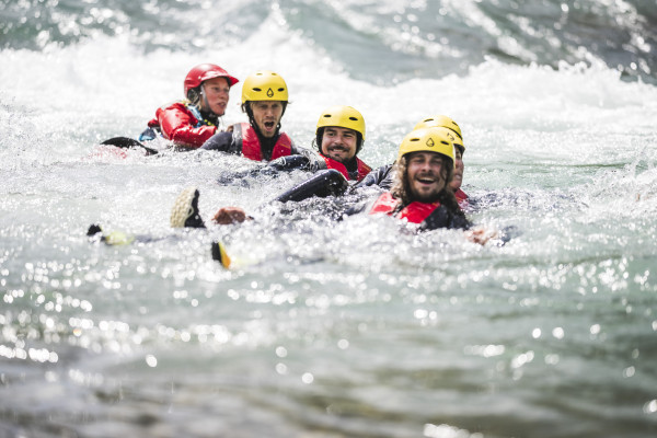 Wildwasser Schwimmen in sicherem Umfeld beim Familien Rafting mit MAP-Erlebnis
