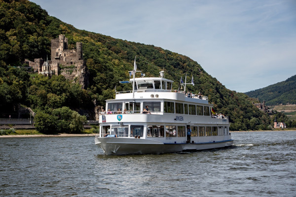 Die MS Bingen vor der Burg Rheinstein bei Trechtingshausen