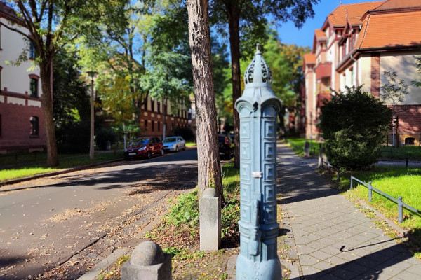 Details wie die Wasserpumpe erinnern an vergangene Zeiten.