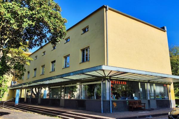 Die Gebäude für Wohnungen, Geschäfte und Dienstleistungen sind im Bauhausstil gestaltet worden.