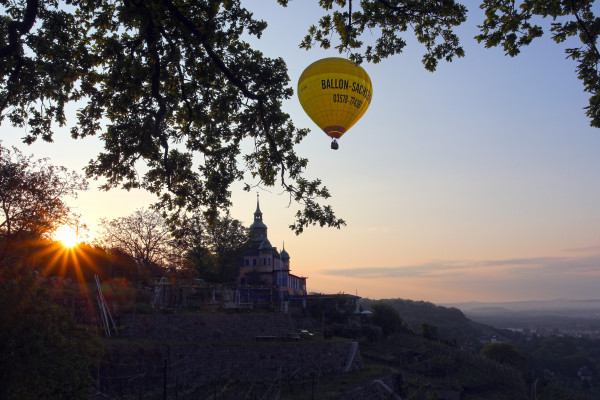 Ballon über Spitzhaus Radebeul