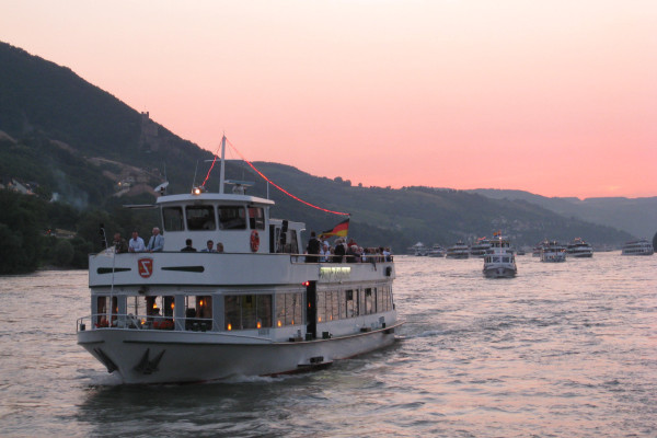 Die Willy Schneider im Konvoi bei Rhein in Flammen