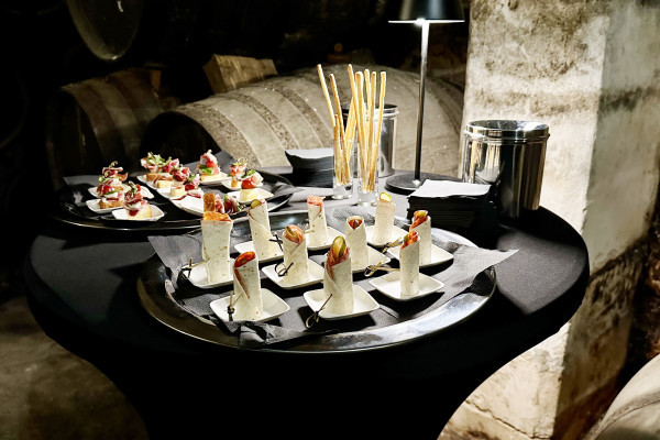 Verkostung von Premium-Spirituosen der Bodega Mallorca gepaart mit Gourmet-Tapas. Touristen, Besucher, Weinenthusiasten, Weinliebhaber und Kenner trinken ihre Schnapsgläser und genießen eine Vielzahl von Kombinationen mit exquisiten Tapas in der Kulisse e