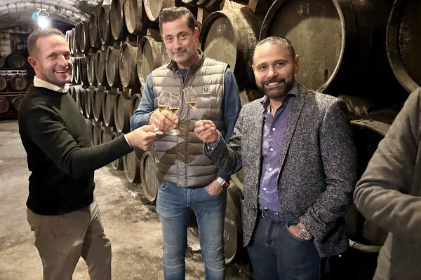 Bodega Mallorca Palma einzigartige Erlebnisse und Aktivitäten. Besichtigung einer Weinkellerei und Brennerei, Verkostung von 6 Spirituosen mit Gourmet-Tapas, Erkundung eines jahrhundertealten unterirdischen Kellers und einer Höhle. Eine ideale Tour für Fr