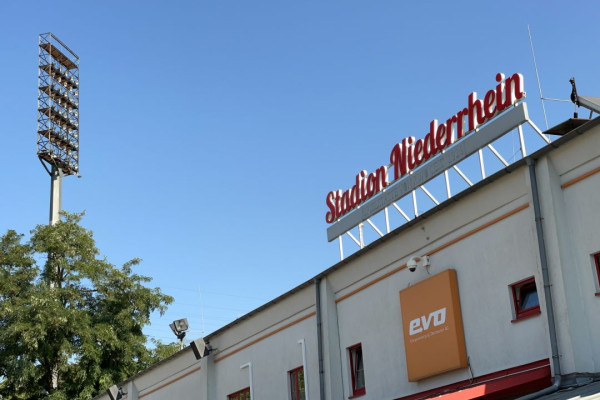 Schriftzug Stadion Niederrhein bei Sonnenschein