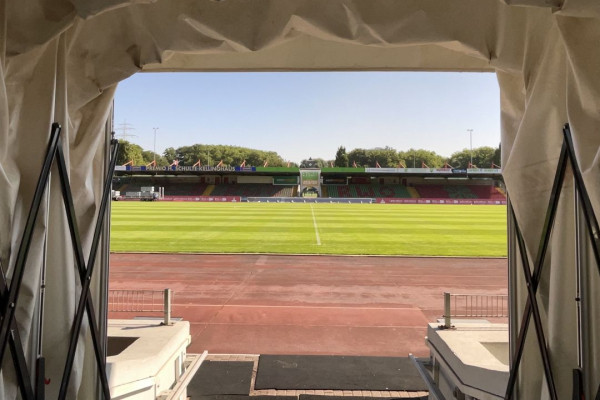Mannschaftszugang zum Stadionrasen bei Sonnenschein
