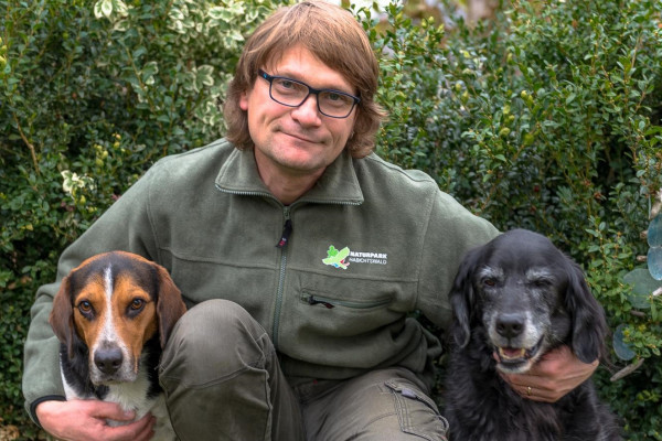 Uwe und seine Hunde (Bild: Uwe Höhle, ccby Naturpark Habichtswald)