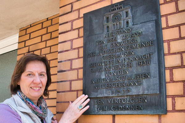Die Gästeführerin vor der Erinnerungsplakette der ehemaligen Synagoge in Oberhausen.