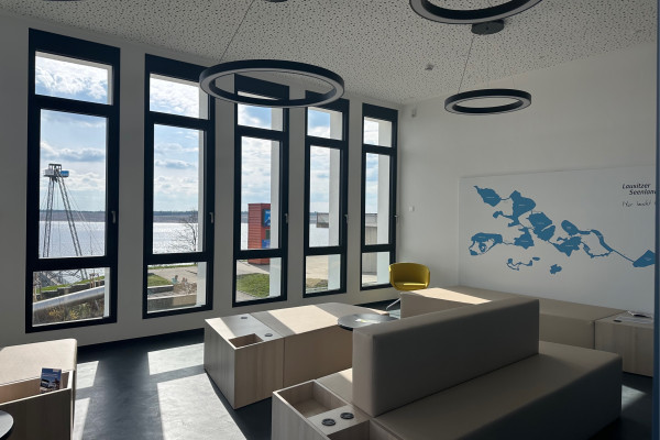 Blick auf Großräschener See und Seebrücke aus der Touristinformation heraus
