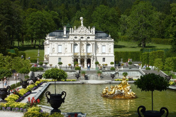 Lohnenswerte Führung durchs berühmte Königsschloss Linderhof
