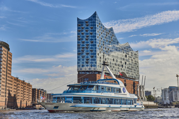 MS Hamburg vor der Elbphilharmonie