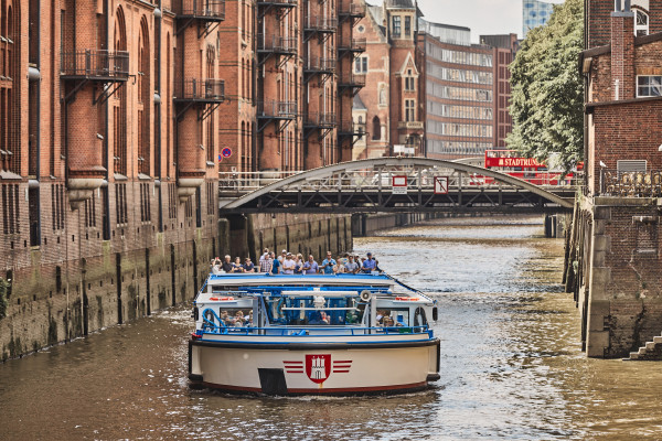 Luxus-Barkasse, die durch die Speicherstadt fährt