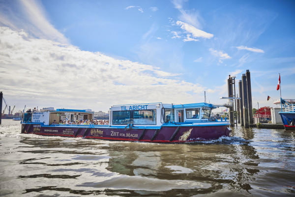 Luxus-Barkasse fährt durch den Hamburger Hafen 