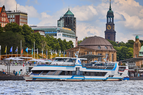 Fahrgastschiff MS Hanseatic an den St. Pauli Landungsbrücken 