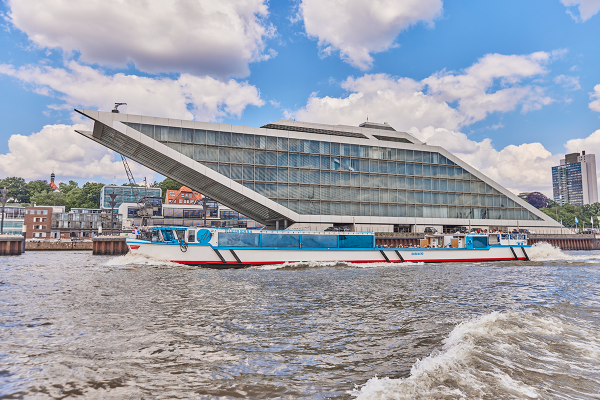 Luxus-Barkasse fährt am Dockland vorbei