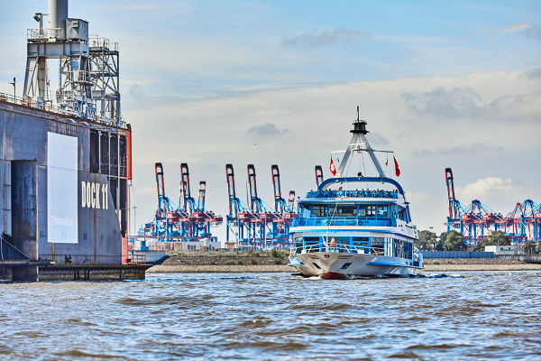 MS Hamburg fährt aus dem Industrieteil des Hafens heraus und vorbei an Blohm & Voss.