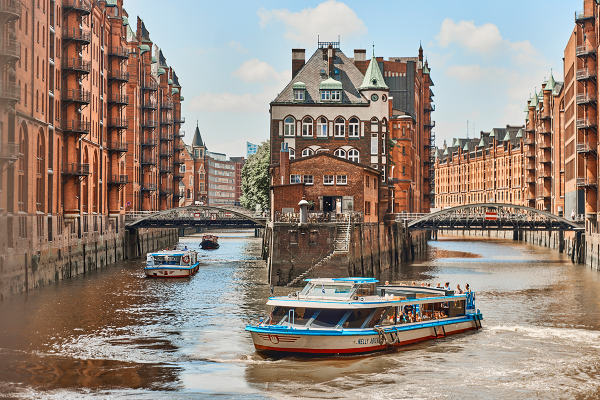Moderne Barkassen in der Speicherstadt 