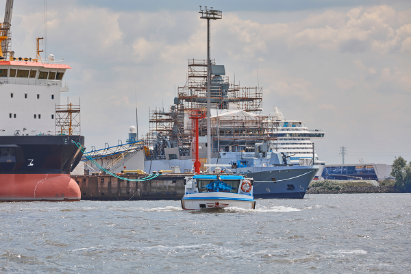 Luxus-Barkasse im Industriehafen