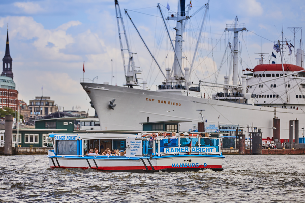 Luxus-Barkasse an der Überseebrücke mit der Cap San Diego