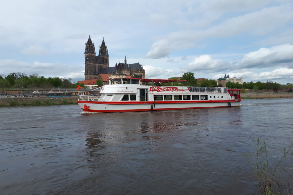 MS Händel II vorbei am Magdeburger Dom