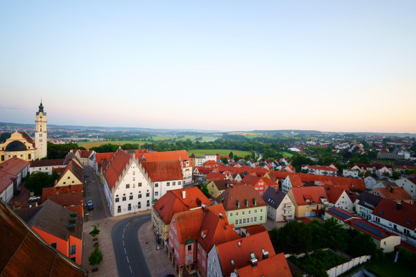 Blick auf Heilig-Kreuz Kirche und dem Ries
