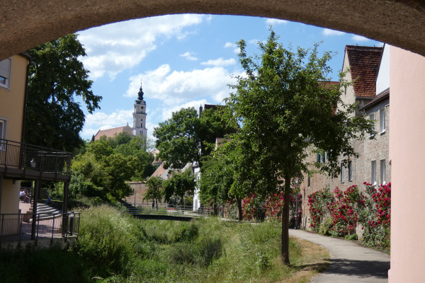 Blick entlang der Stadtmauer, kleine Wörnitz