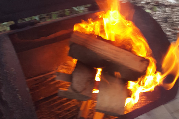 Es wird schonend im Buchenholzrauch gegart.