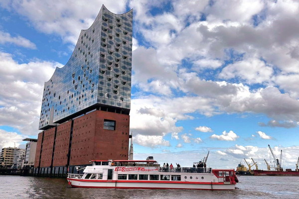 MS Händel II an der Elbphilarmonie