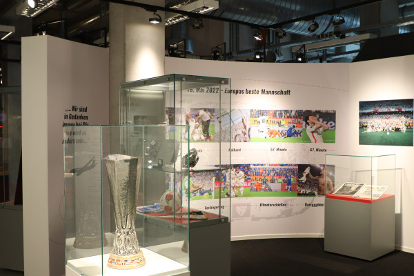 Die gewonnenen Trophäen stehen natürlich auch im Museum.