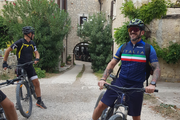 Radfahren durch Geschichte, Natur und Weinberge