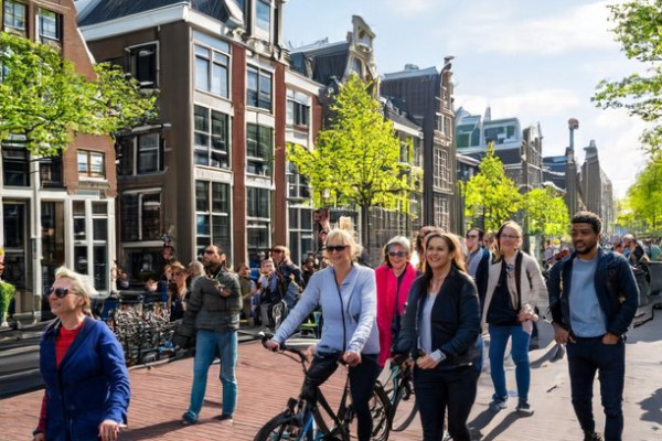 Herzblut Amsterdam Stadtführungen mit Herz und Seele!
Informativ, kurzweilig, heiter und individuell/ Grachtengürtel/ Jordaan/ Historisches Stadtzentrum/Kleine Gruppen/ Architektur/ Hausboote/ Kleine Gassen