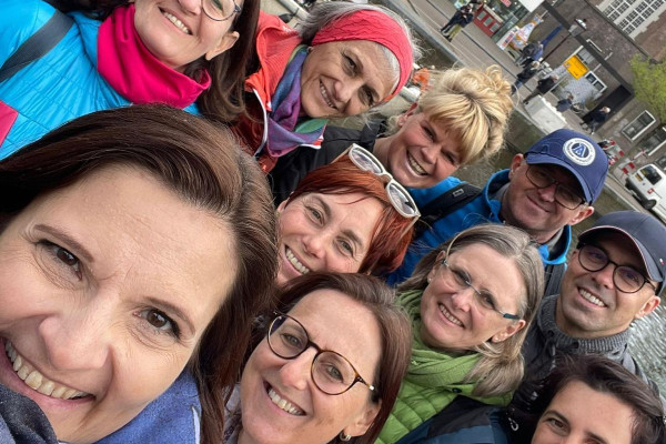 HERZBLUT AMSTERDAM-Stadtführungen mit Herz & Seele! REDKULT: Historisches Stadtzentrum, Rotlicht Viertel/ informativ/ heiter/ kurzweilig/ Dam/ Nieuwe Kerk/ Palast/ Grachten/ Coffeeshops/ Geschichte und Geschichten/ Architektur