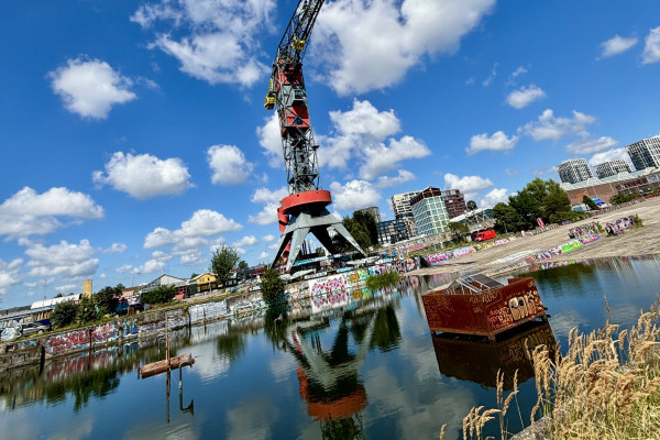 HERZBLUT AMSTERDAM-Stadtführungen mit Herz & Seele! Fahrradtour Amsterdam Noord/ Deiche/ NDSM Kulturwerft/ Schwimmende Villen/ park/ Anne Frank/ Streetart/ Park/ Industriedenkmal NDSM/ Straat Museum/ Deichhäuser/Architektur/ Wasser