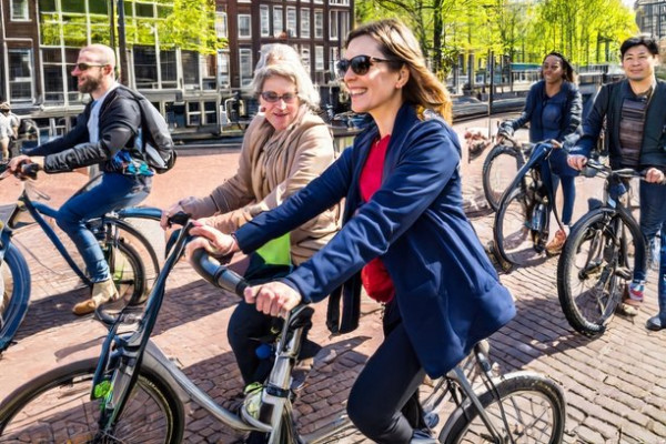 HERZBLUT AMSTERDAM-Stadtführungen mit Herz & Seele! Fahrradtour Amsterdam Noord/ Deiche/ NDSM Kulturwerft/ Schwimmende Villen/ park/ Anne Frank/ Streetart/ Park/ Industriedenkmal NDSM/ Straat Museum/ Deichhäuser/Architektur/ Wasser
