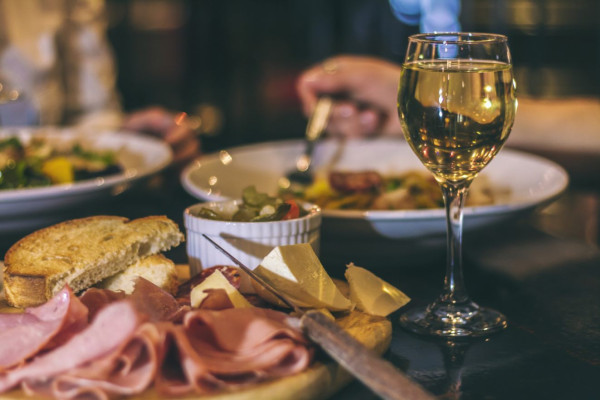 Italienisches Tour im anerikanischen Schulbus, Dinner Hopping