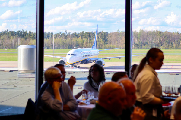 Ein Blick aus dem Fenster genügt: Die Gäste können die Flugzeuge aus nächster Nähe beobachten.