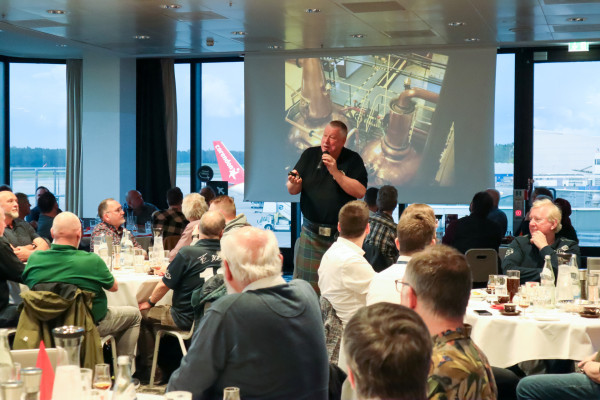 Der fränkische Whisky-Entertainer Michael Gradl erteilte alle Infos zu den exklusiv im Duty Free-Shop erhältlichen Destillaten.