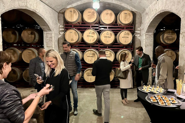 Premium Spirituosenverkostungen und Tour mit Bodega Mallorca in der Nähe von Palma de Mallorca in einem Keller, umgeben von jahrhundertealten Fässern, die bereit sind, gereifte Brandys von 15, 25 und 50 Jahren zu servieren.