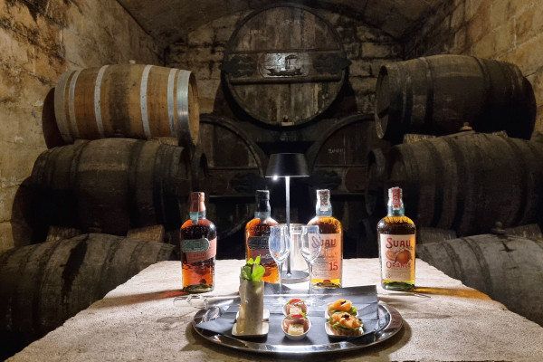 Premium-Verkostung in der Bodega Mallorca von gereiftem Brandy direkt aus dem Fass, kombiniert mit handgemachten Gourmet-Tapas. Genießen Sie den Luxus einer Verkostung in einem historischen, jahrhundertealten Keller in Palma de Mallorca. Spirituosenverkos