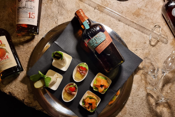 Genießen Sie Geschichte und Zeit in einem Glas mit der exquisiten Luxus-Verkostung eines 50 Jahre alten Brandys, der geduldig in jahrhundertealten Fässern gereift ist. Premium-Verkostungen in der Bodega Mallorca. Bester Brandy Spaniens. Preisgekrönte Spir