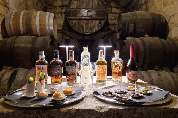Premium-Verkostung in der Bodega Mallorca von gereiftem Brandy direkt aus dem Fass, kombiniert mit handgemachten Gourmet-Tapas. Genießen Sie den Luxus einer Verkostung in einem historischen, jahrhundertealten Keller in Palma de Mallorca. Spirituosenverkos