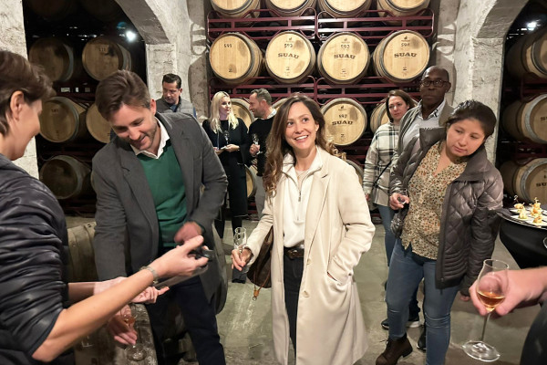 Gereifter Brandy wird direkt aus dem Fass entnommen und den Besuchern ins Glas serviert, um exklusive preisgekrönte Spirituosen zu verkosten. Eine Gruppe von Frauen und Männern probiert Spirituosen im Keller der historischen Höhle der Brennerei.