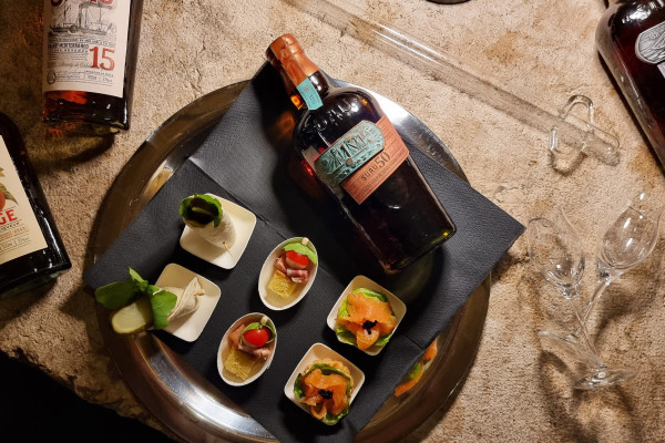 Kosten Sie direkt aus dem Brandyfass seltene exquisite gereifte Brandys von 15, 25 und 50 Jahren. Genießen Sie den besten Brandy Spaniens. Brandy, Gin und Rum.