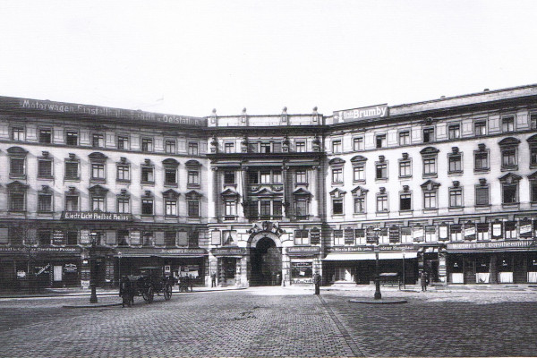 Erst Garten und dann das Reichelsche Quergebäude am Dorotheenplatz um 1910..