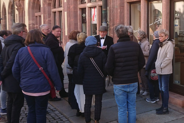 Unser versierter Freimauer-Experte belgeitet Sie.