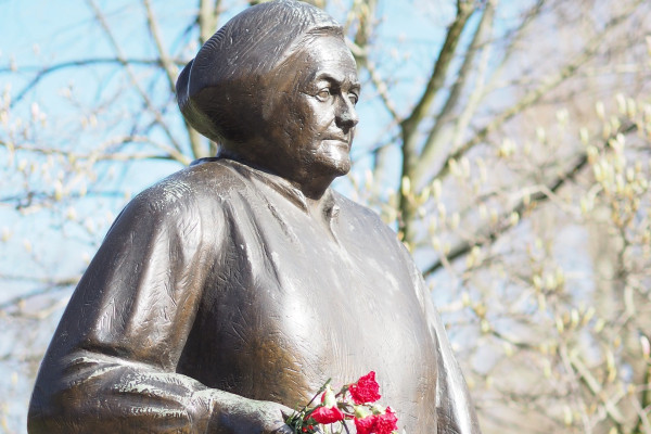 Clara Zetkin wird mit dem Denkmal geehrt.